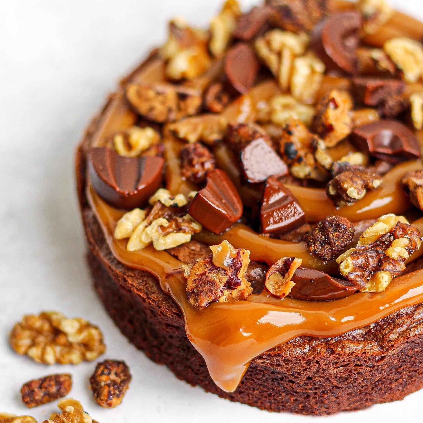 Brownie au chocolat noir avec du caramel au beurre salé agrémenté de noix et de chocolat - Le Jardin Sucré