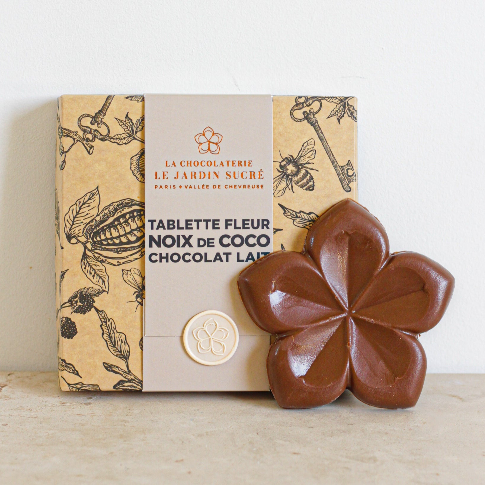 Tablette de chocolat en forme de fleur avec un praliné noix de coco à l'intérieur - fait dans l'atelier de Cernay-la-ville / Le Jardin sucré